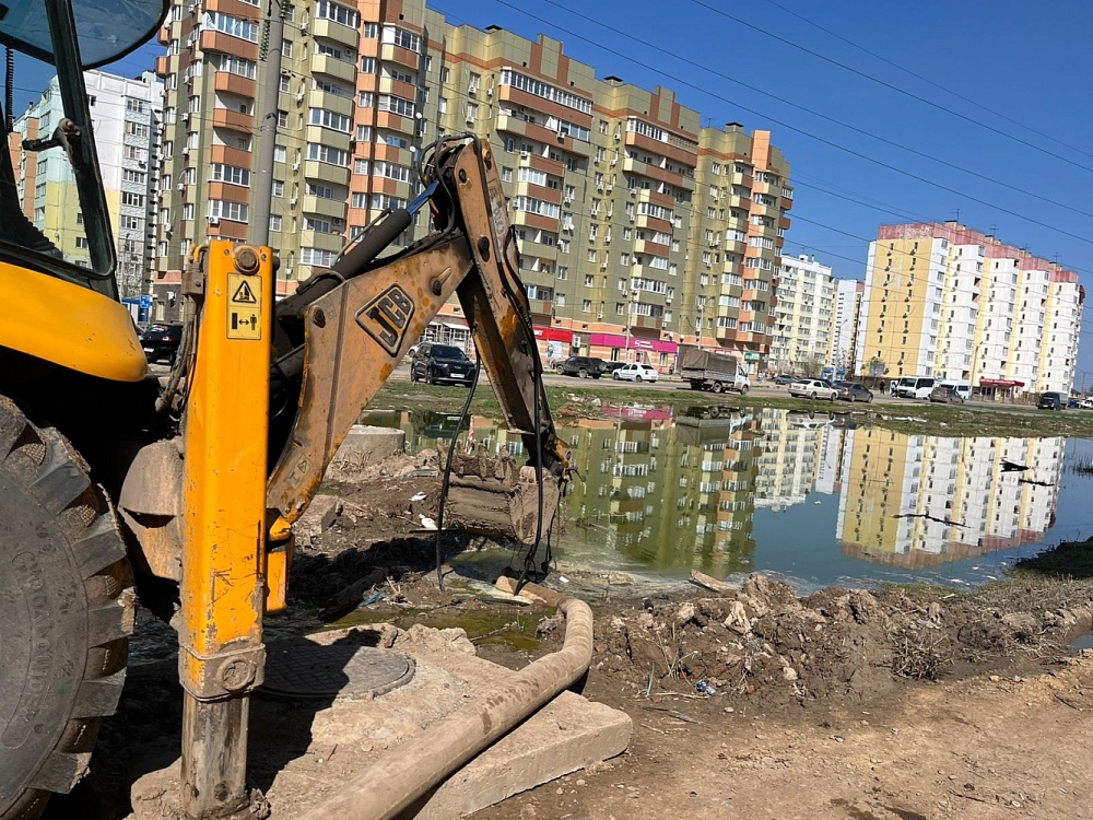 При ликвидации разлива в Астрахани на ул. Куликова повредили газовый трубопровод