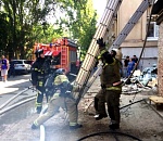 Утром в центральной части Астрахани целый час горел двухэтажный жилой дом