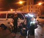 В Астрахани ночью маршрутка сбила мотоциклиста