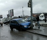 Фото дня: мокрые улицы, автомобили и и светофоры целуются