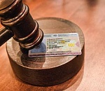 Астраханца с опасной привычкой лишили водительских прав