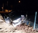 В Астрахани пьяный водитель, уходя от полицейской погони, повис на заборе