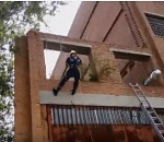 В Астрахани спасли подростка, упавшего в заброшенном здании. Видео