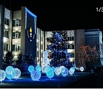 Новогодняя красота у зданий областной администрации Астрахани останется до 20 января