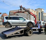 В центре Астрахани приставы забрали у водителей автомобили и телефоны