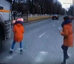 В Астрахани девочку чудом не раздавила фура
