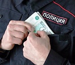 В Астрахани задержали оперативника угро при получении 25000 рублей 