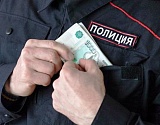 В Астрахани задержали оперативника угро при получении 25000 рублей 