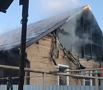 В Астрахани с утра горит дом с хозпостройкой