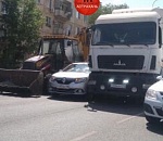 Безбашенный. В Астрахани водитель Яндекс.Такси застрял между трактором и МАЗом