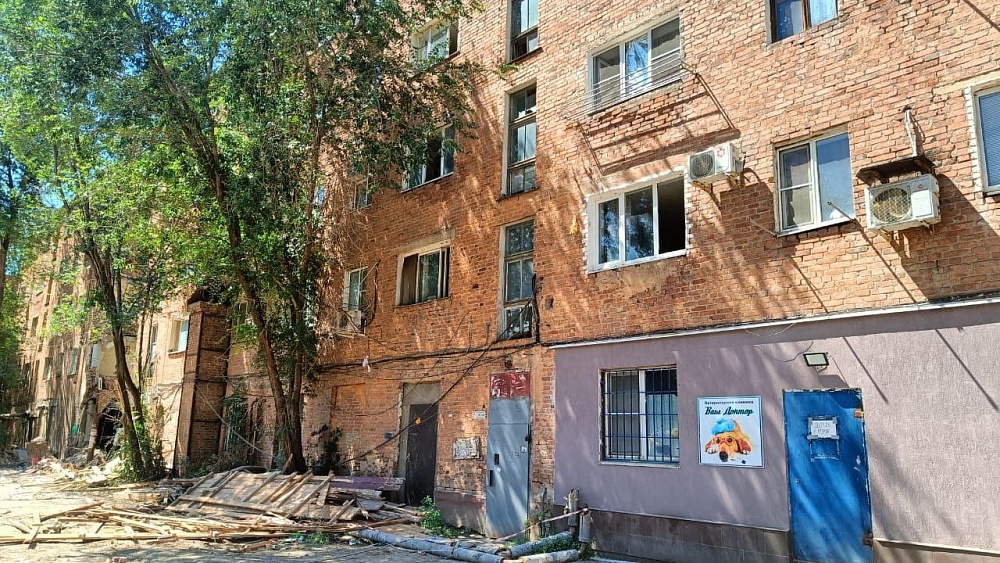 Астраханцам из рухнувшего дома разрешили забрать вещи