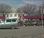 Опубликованы кадры аварии, в которой астраханец бросается под колеса авто