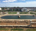 Фото дня: в астраханской больнице появилось почти лебединое озеро