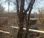 В соцсетях сообщают об астраханских школьниках, которые ломают крышу здания