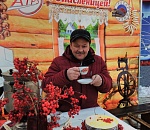 Фото дня: на астраханском заводе сотрудников кормят пластмассовыми блинами