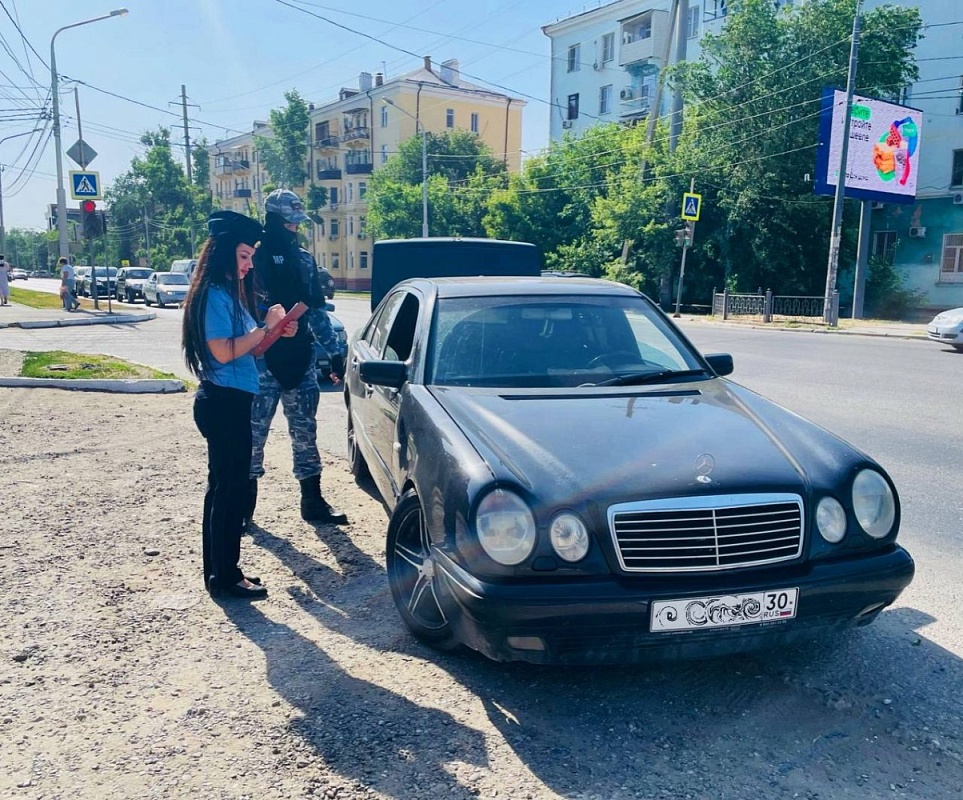 У астраханца за долги отобрали «мерс» прямо на дороге 