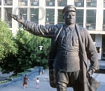 Киров, как замена Меркурию. Зачем открыли ярмарку вокруг революционного памятника?