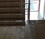 В новом корпусе АГУ идёт ливень не хуже, чем на улице