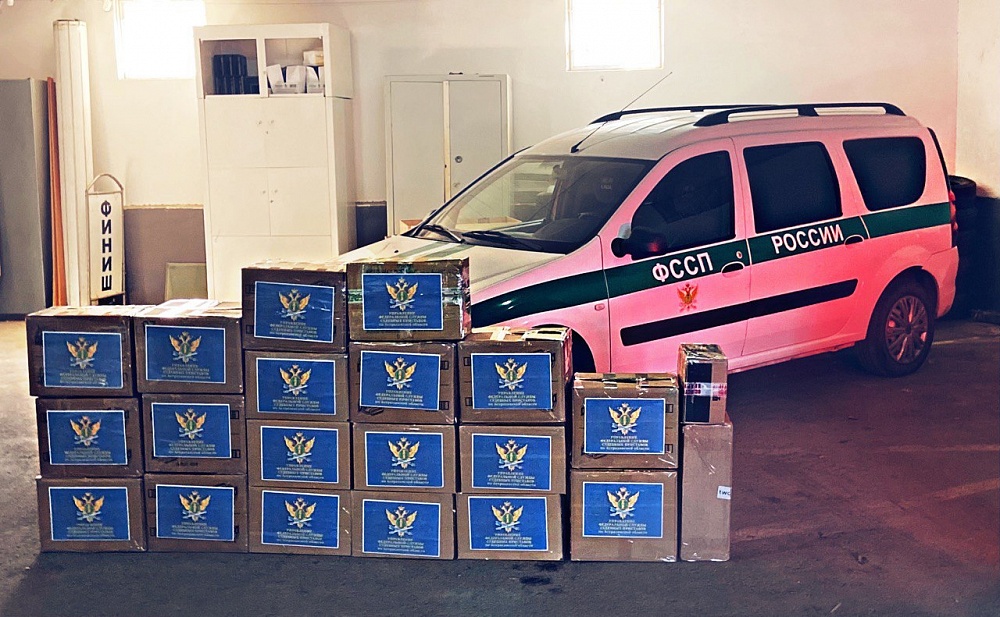 Астраханские судебные приставы оказали гуманитарную помощь коллегам, служащим в ДНР