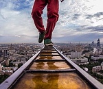 В Астрахани подростки снимают опасные прогулки по крыше (ВИДЕО)