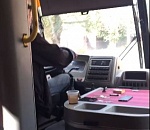 Не нравится, валите отсюда: в астраханской маршрутке засняли перепалку водителя с женщиной-пассажиром