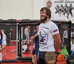 Известный боец смешанного стиля провел мастер-класс для астраханских подростков