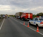 На астраханской трассе "Лада" врезалась в грузовик. Погиб отец двоих маленьких детей