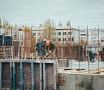 Два этажа за два месяца: строительство общежития Астраханского госуниверситета идёт полным ходом