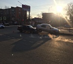 В Астрахани такси умудрилось заехать под Hundai Accent