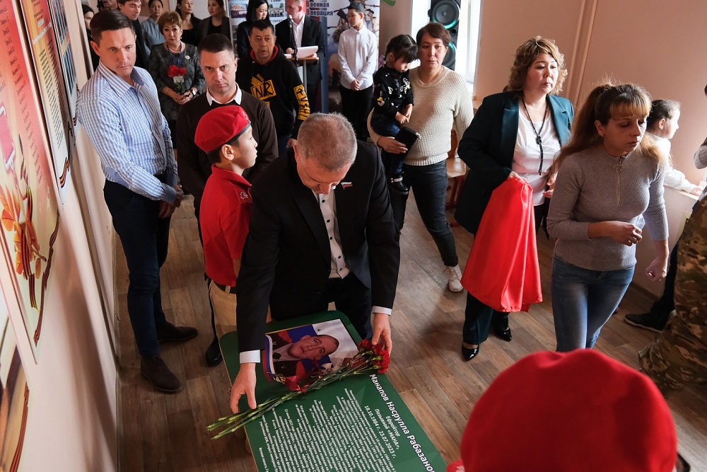 Парты Героев открыли в школе Камызякского района