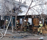 Появились кадры мощного пожара на Перевозной в Астрахани: от дома ничего не осталось