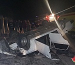 В астраханском селе "семерка" снесла забор, перевернулась на крышу и придавила человека