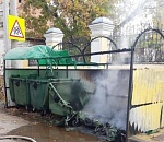 В центре Астрахани живописно расплавилась мусорная площадка