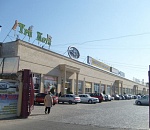 В Астрахани из-за задымления около ТЦ "Три кота" эвакуируют продавцов и покупателей