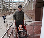 ТЯЖЕЛО В УЧЕНИИ...  Плюшевую игрушку на инвалидной коляске провезли по астраханским школам и вузам