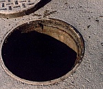 В Астрахани мужчина провалился в открытый колодец