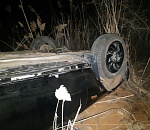 В Астрахани автомобиль врезался в бордюр и опрокинулся