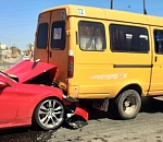 В Астрахани спорткар «залетел» под маршрутку