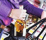 Две гостьи из Калмыкии украли из астраханского магазина алкоголь и косметику