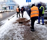 В Астрахани активно посыпают пескосоляной смесью улицы, дорожки в скверах и мосты