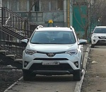 Паркуюсь, где хочу! В Астрахани водитель иномарки припарковался на тротуаре  ﻿
