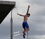 В Астрахани с недостроенного здания упал подросток: видео