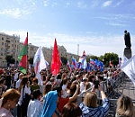 Своих не бросаем: в центре Астрахани прошел митинг-концерт. Фоторепортаж