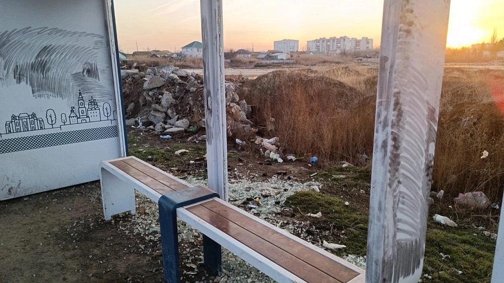 Астраханцы делятся снимками остановок, пострадавших от рук вандалов