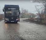Убитую дорогу в Астрахани обещают отремонтировать
