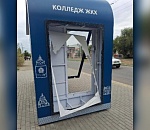 Вандалы пробили насквозь новую остановку в Астрахани 