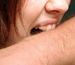 Астраханка, защищая возлюбленного, укусила полицейского