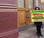 Астраханцы пикетируют резиденцию губернатора из-за строительства пластмассового завода