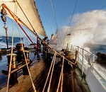 Астраханцы на паруснике попали в 8-балльный шторм