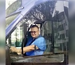 Поэт возит пассажиров по городскому маршруту в Астрахани